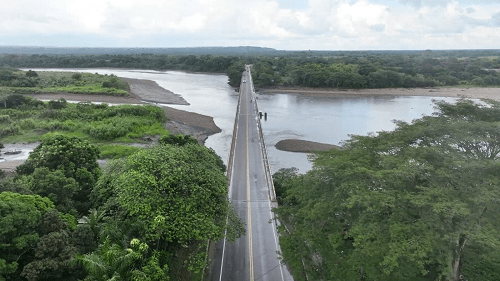 They warn of alternate steps on the bridge over the Upía River due to maintenance work