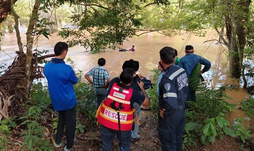 Two staff who had been trapped within the Unete river had been rescued as a result of floods