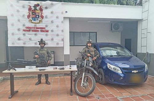 carro con fusil en arauca